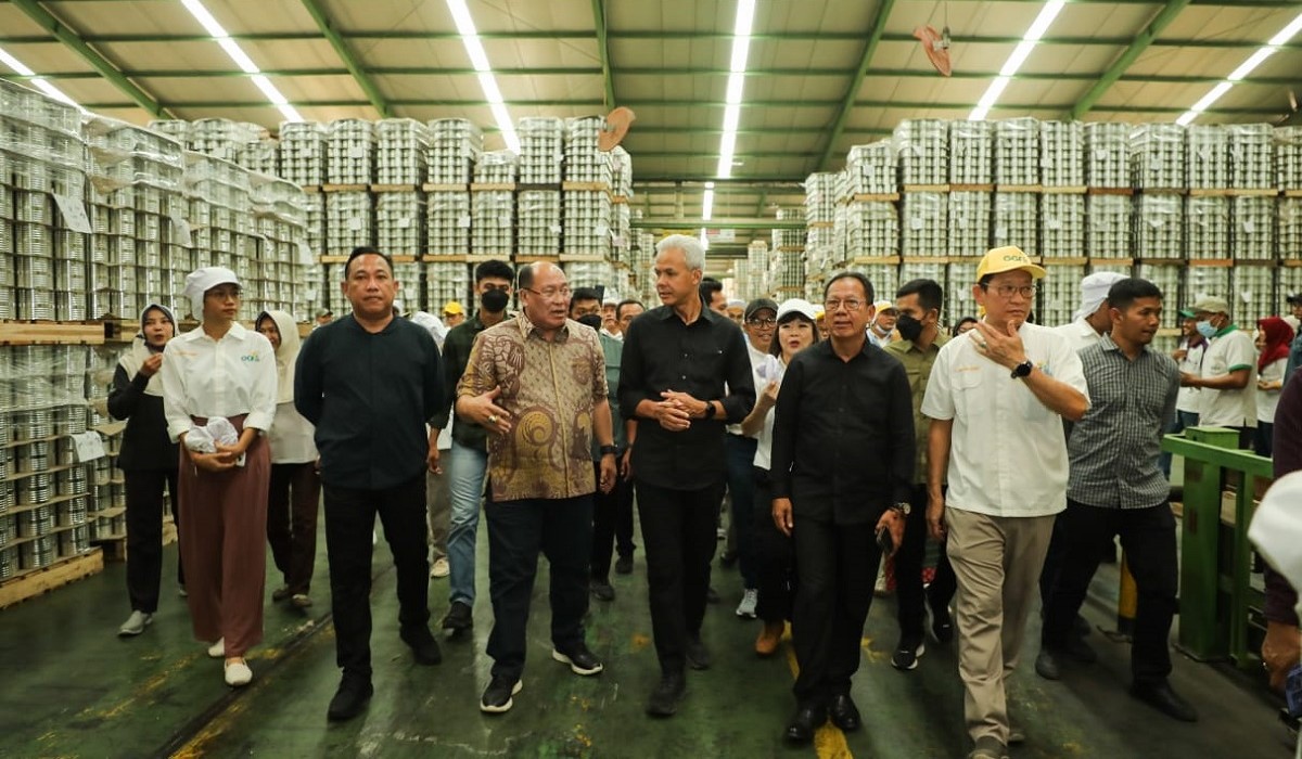 Ganjar Pranowo mengunjungi pabrik produksi pengolahan nanas