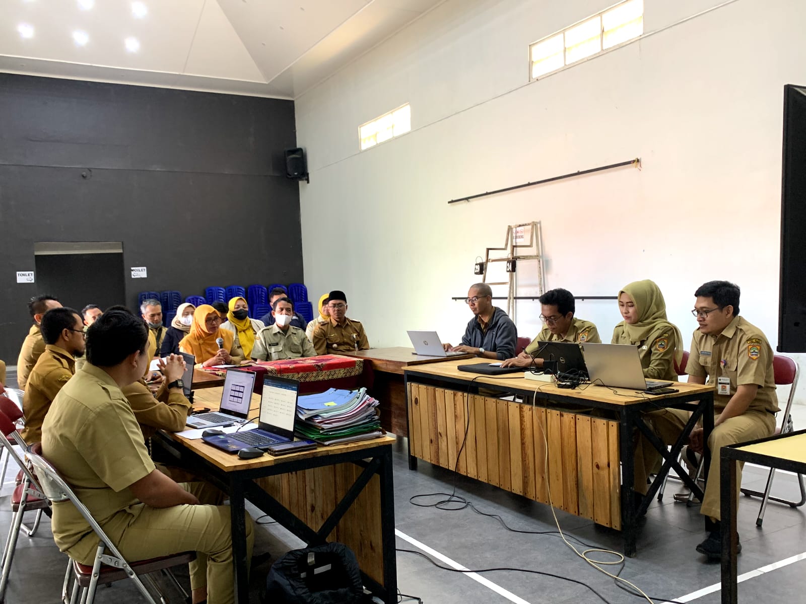 Sejumlah perangkat desa tengah melakukan rapat koordinasi
