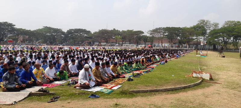 Sekitar 1.000 umat muslim mengadakan salat istisqa menyusul kemarau panjang yang mengakibatkan kekeringan dan kebakaran.