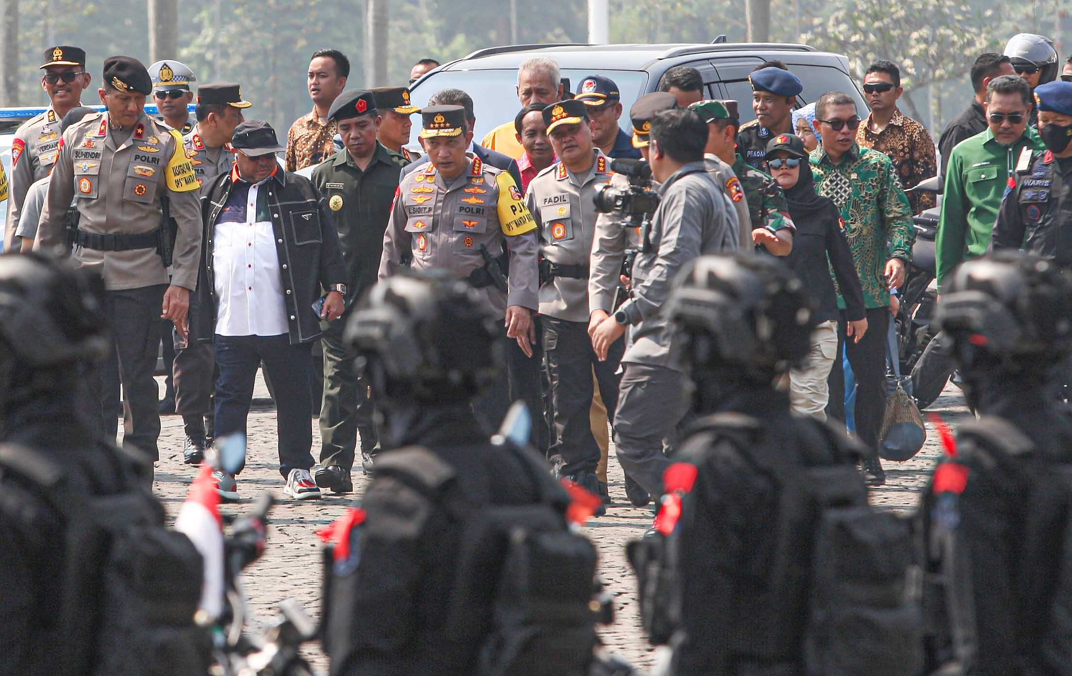  Kapolri Jenderal Listyo Sigit Prabowo (tengah) meninjau Apel Gelar Pasukan Operasi Mantap Brata 2023-2024