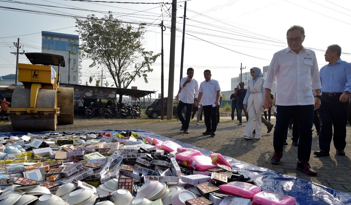Ilustrasi: produk impor ilegal senilai Rp12 miliar dimusnahkan di Komplek Pergudangan Surya Terang Kabupaten Sidoarjo Jawa Timur