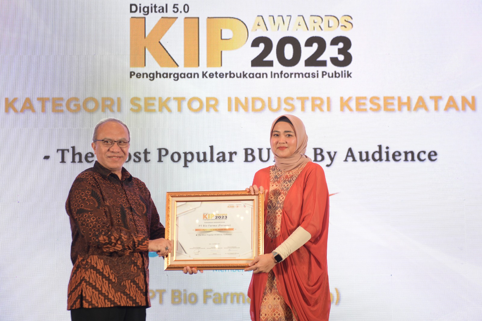 Direktur Utama Bio Farma, Shadiq Akasya menerima penghargaan The Most Popular BUMN by Audience