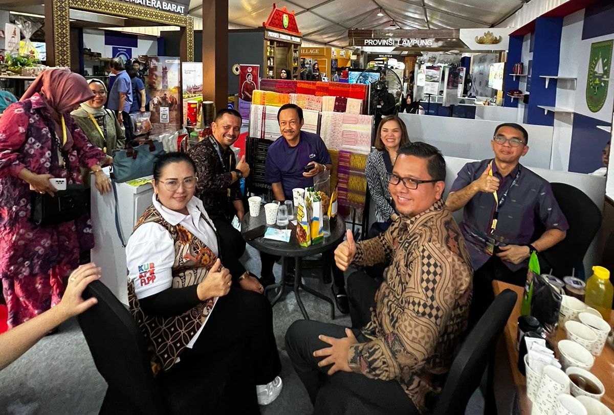  Ketua Dewan Kopi Indonesia Sumatera Utara (Sumut) Ujiana Sianturi (pakaian putih).