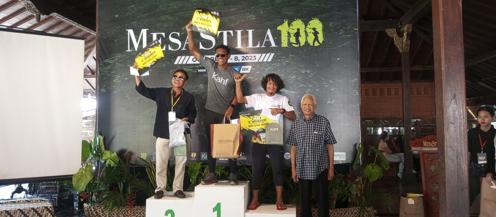 Pemenang lomba lari Ultra Trail MesaStila100 Ultra.