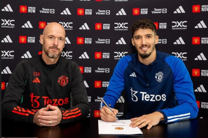 Kiper Manchester United Altay Bayindir (kanan) dan pelatih Erik ten Hag.