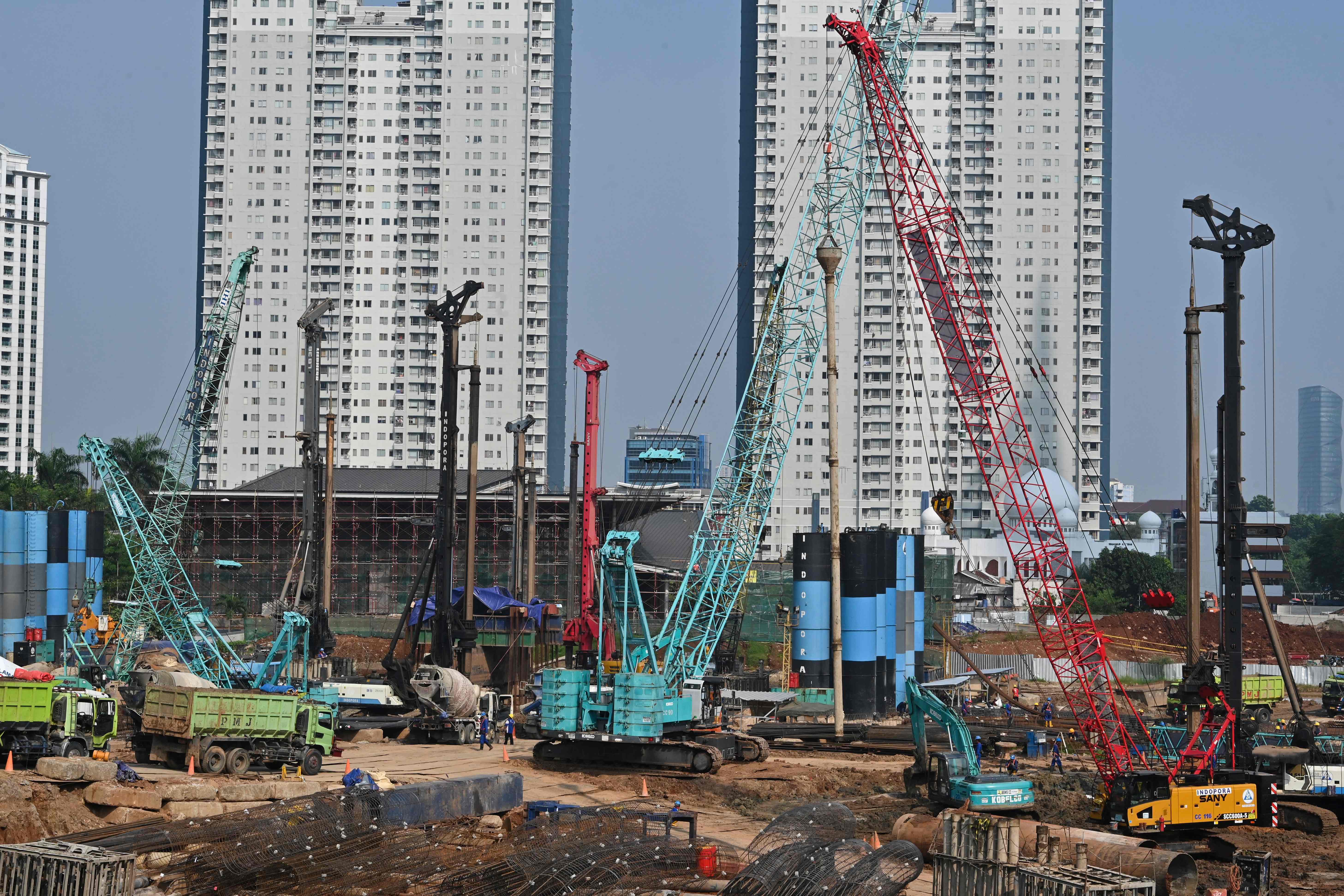 Suasana pembangunan gedung bertingkat di Jakarta, Rabu (12/7).