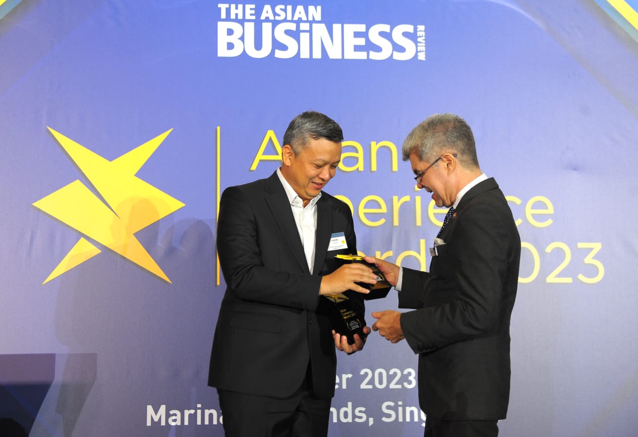 Direktur Institutional Banking Bank BTN Hakim Putratama (kiri ) menerimakan penghargaan dari The Asian Business Review