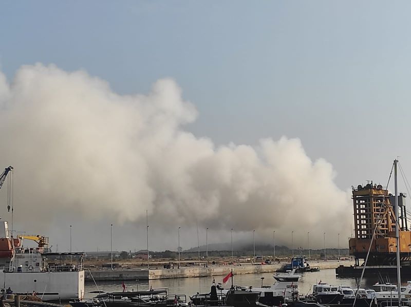 TNI dan Polri diturunkan untuk membantu pemadaman api di TPA Suwung dan membantu warga yang mulai terganggu kesehatannya akibat asap.