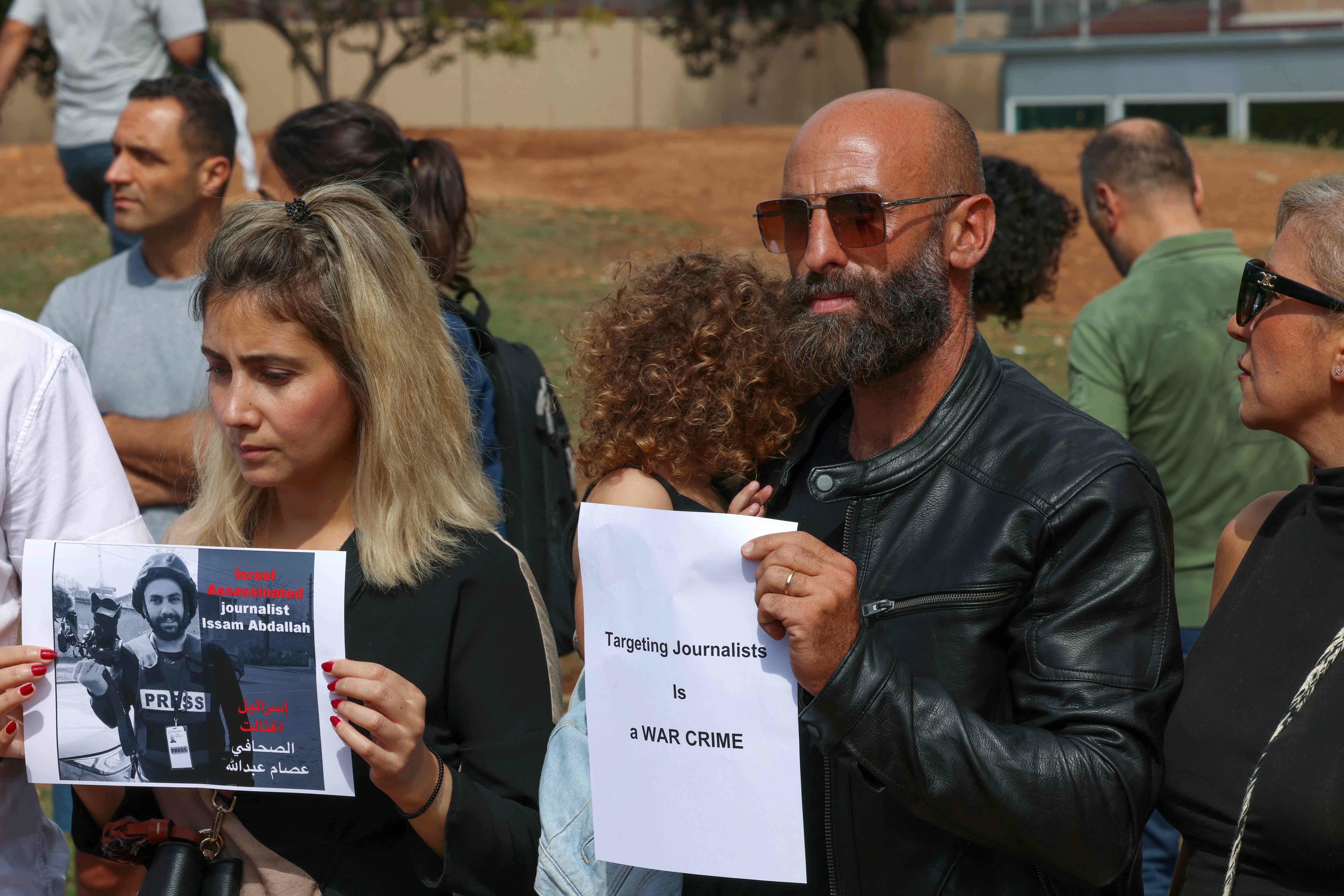 Demonstran mengankat poster jurnalis Issam Aballah yang menjadi korban perang Israel-Palestina