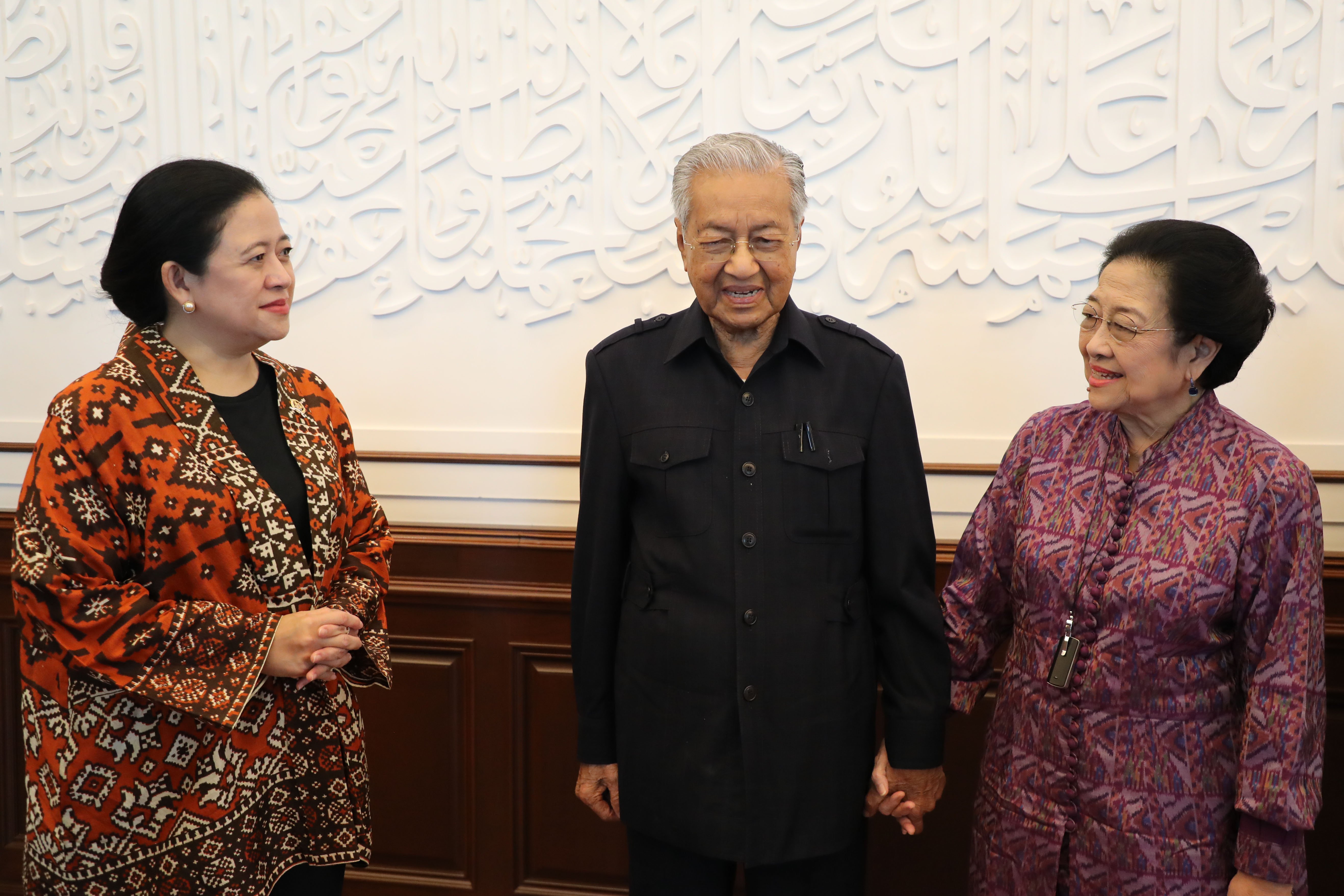 Megawati Soekarnoputri (kanan) dan Ketua DPR Puan Maharani (kiri) berbincang dengan mantan Perdana Menteri Malaysia Mahathir Mohammad.
