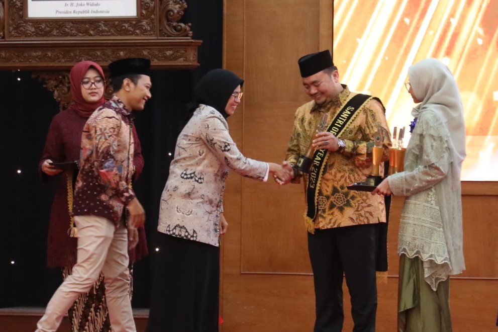 Anggota KPU Mochammad Afifuddin saat menerima penghargaan Santri of The Year 2023 