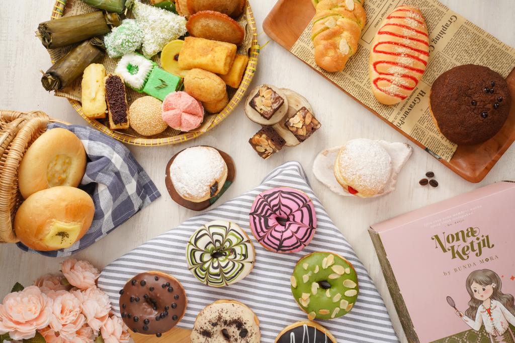 Di tengah perkembangan globalisasi, dengan penuh semangat Nona Ketjil tetap setia menyajikan jajanan tradisional. 