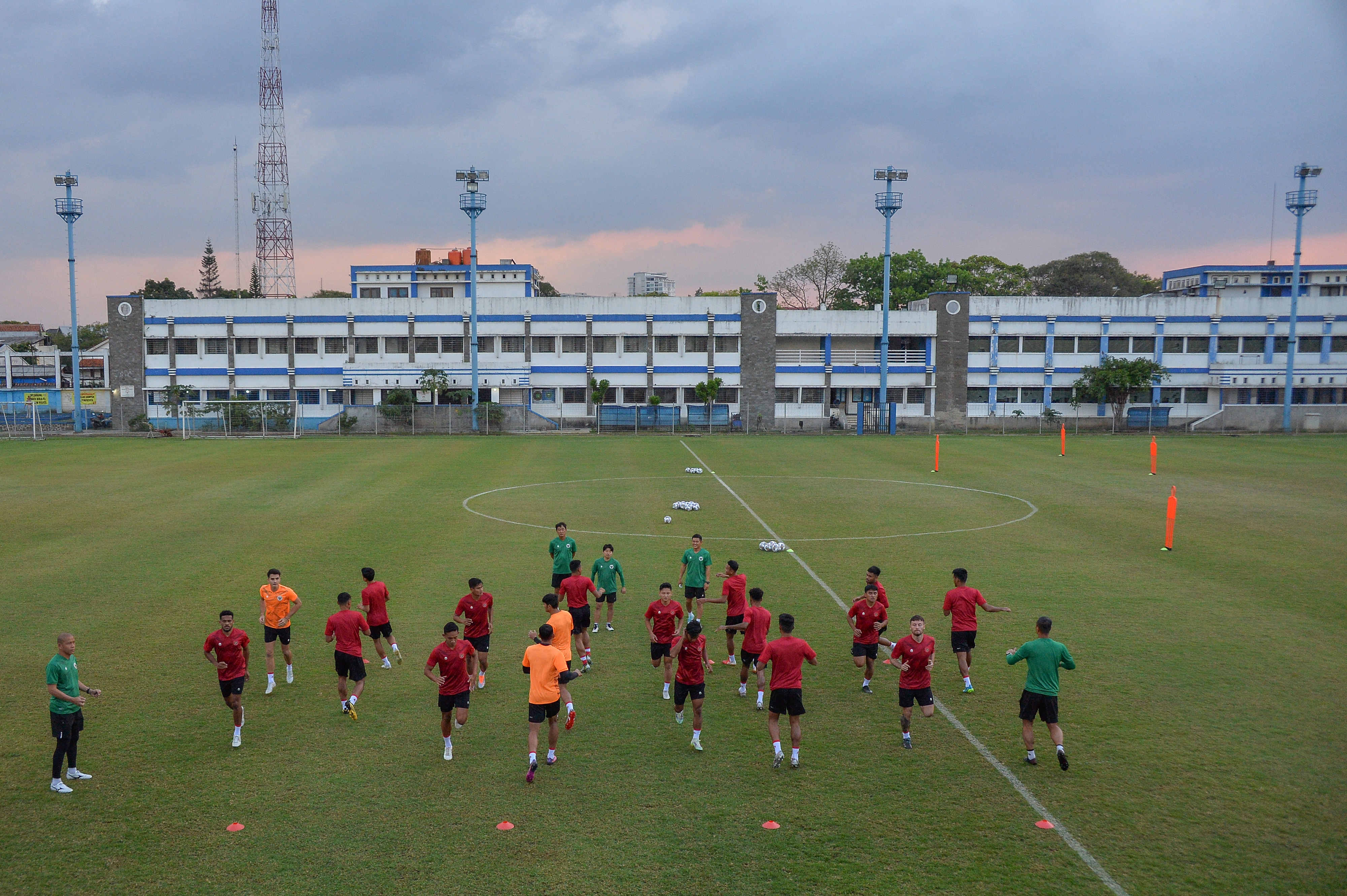 Timnas Indonesia menjalani pemusatan latihan di Stadion Sidolig, Bandung, Jawa Barat, Senin (19/9/2022).