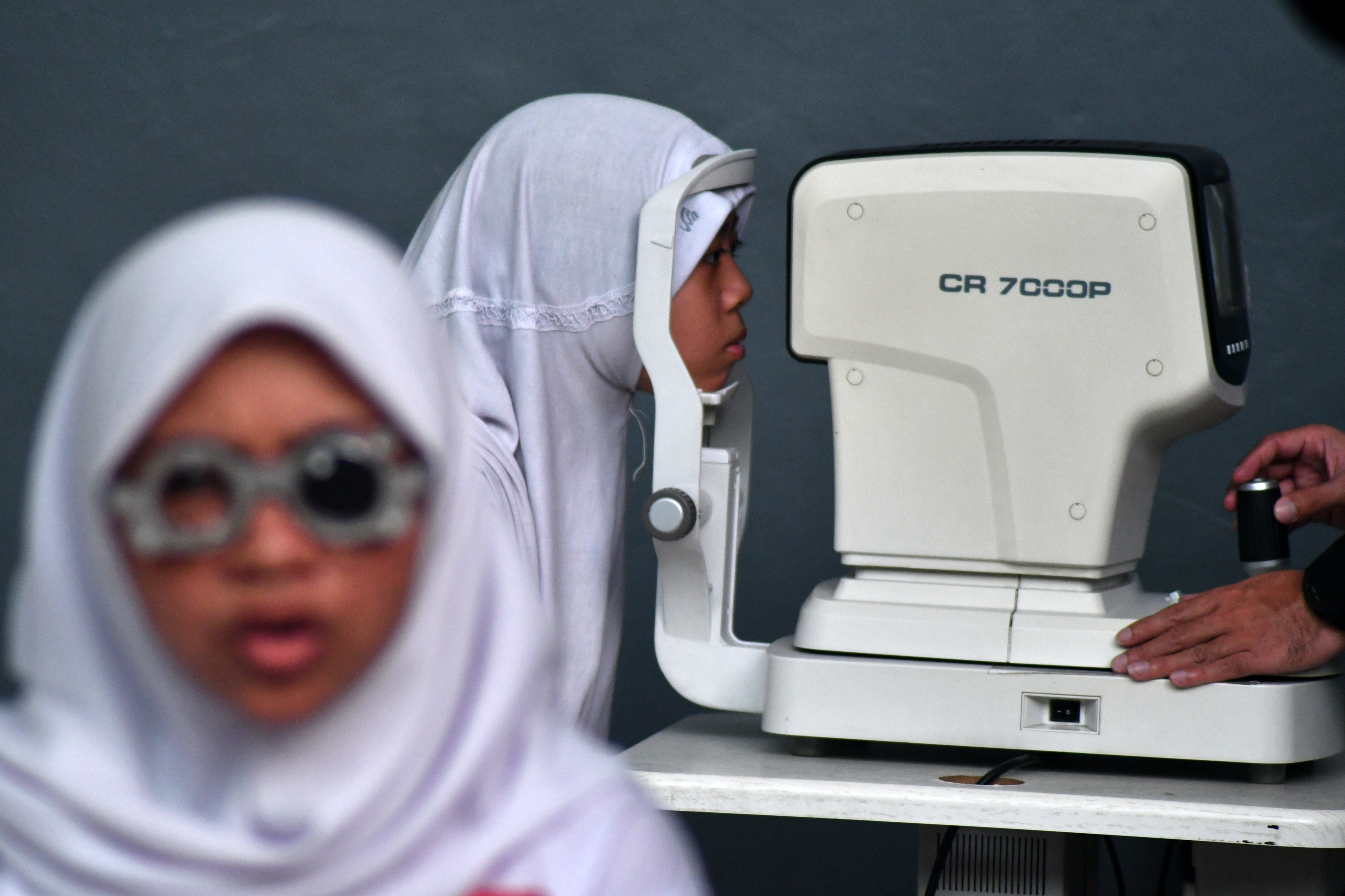 Siswa SMA mengikuti pemeriksaan kesehatan mata di SMAN 5, Kota Bogor, Jawa Barat.