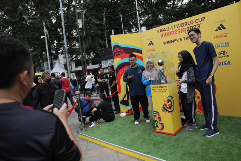 Trofi Piala Dunia U-17 2023 dipamerkan kali pertama di Jakarta dalam seremoni di kegiatan Car Free Day (CFD). 