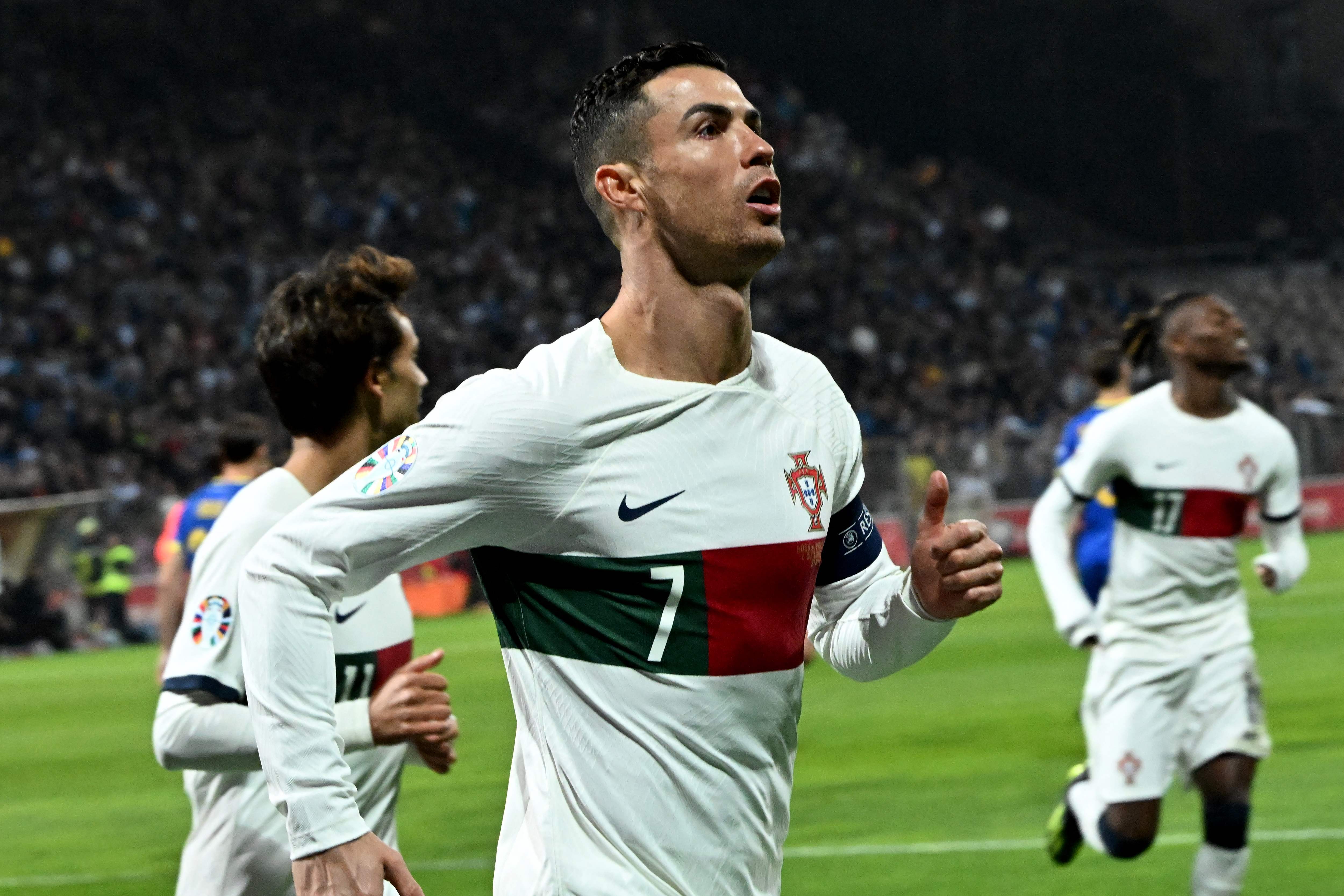 Penyerang Portugal Cristiano Ronaldo melakukan selebrasi usai mencetak gol ke gawang Bosnia di laga kualifikasi Piala Eropa 2024.