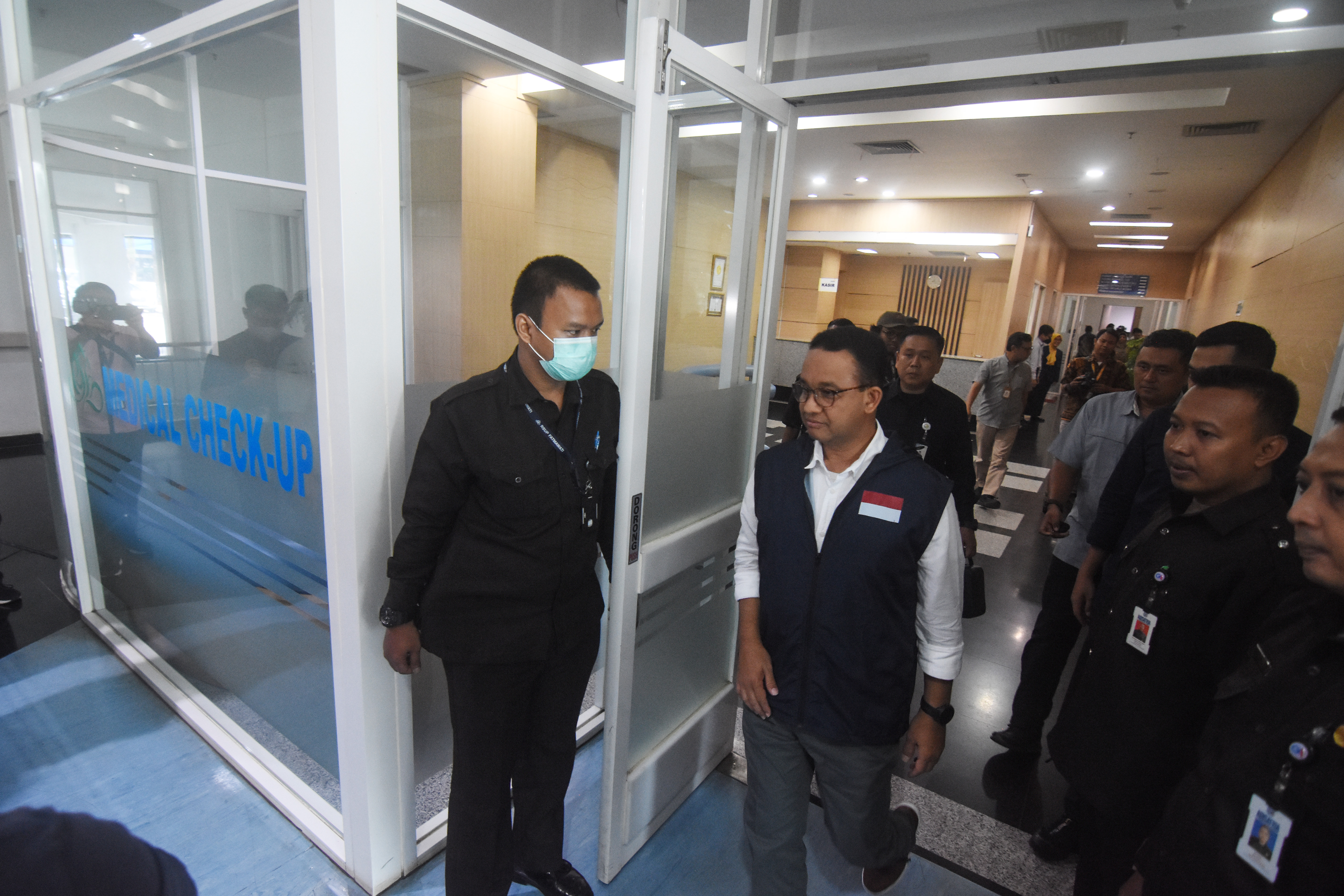 Bacapres dari Koalisi Perubahan Anies Baswedan (kedua kiri) usai melakukan pemeriksaan kesehatan di RSUP Fatmawati, Selasa (17/10). 