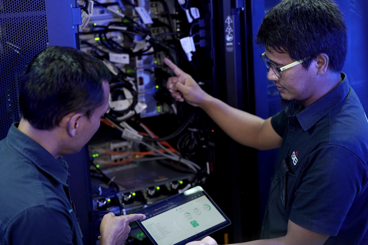 Tim operasi dari Departemen Teknologi Informasi dan Komunikasi SIG sedang melakukan aktivitas maintenance di fasilitas data center SIG.