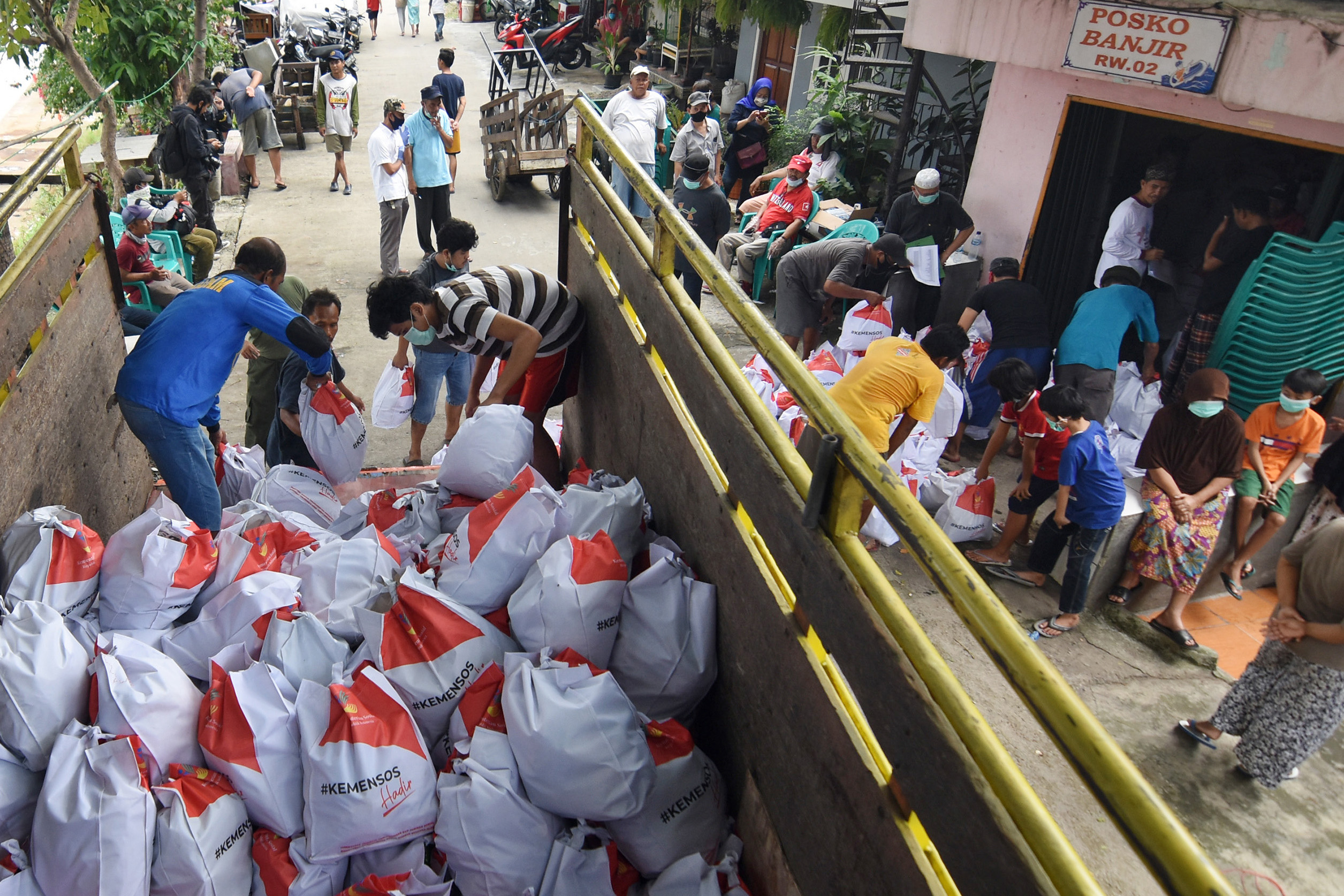 Ilustrasi. Petugas menurunkan paket sembako yang diberikan Kementerian Sosial (Kemensos) kepada warga yang membutuhkan di Jakarta.