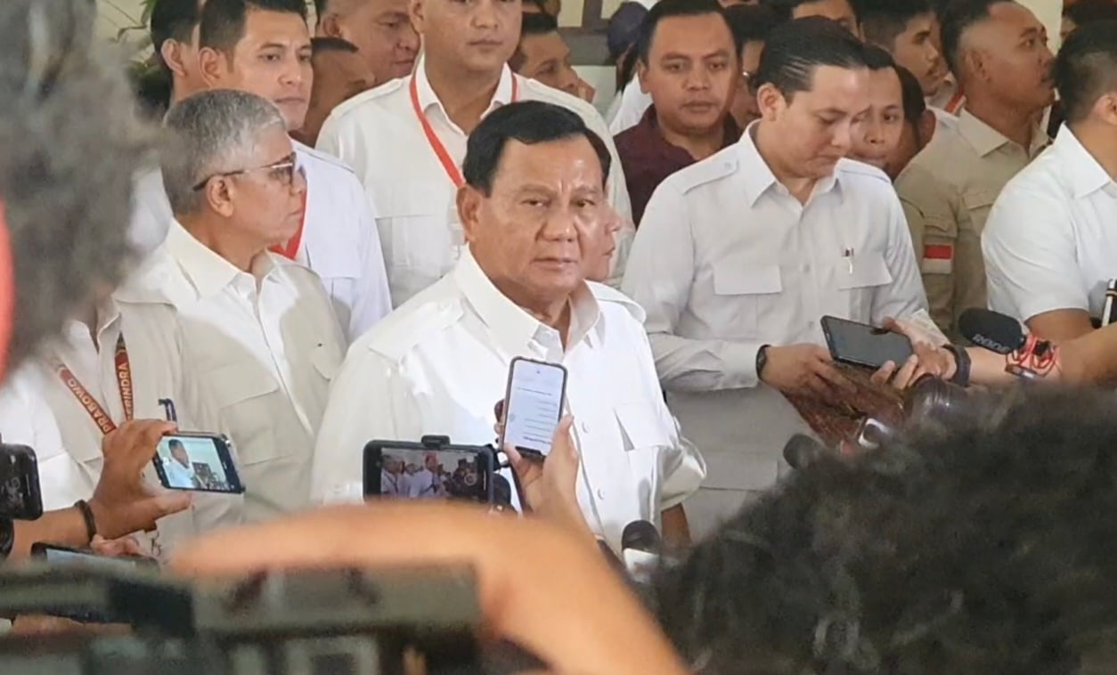 Prabowo Subianto saat merespons putusan MK yang menolak gugatan usia maksimal capres-cawapres, Senin (23/10). 