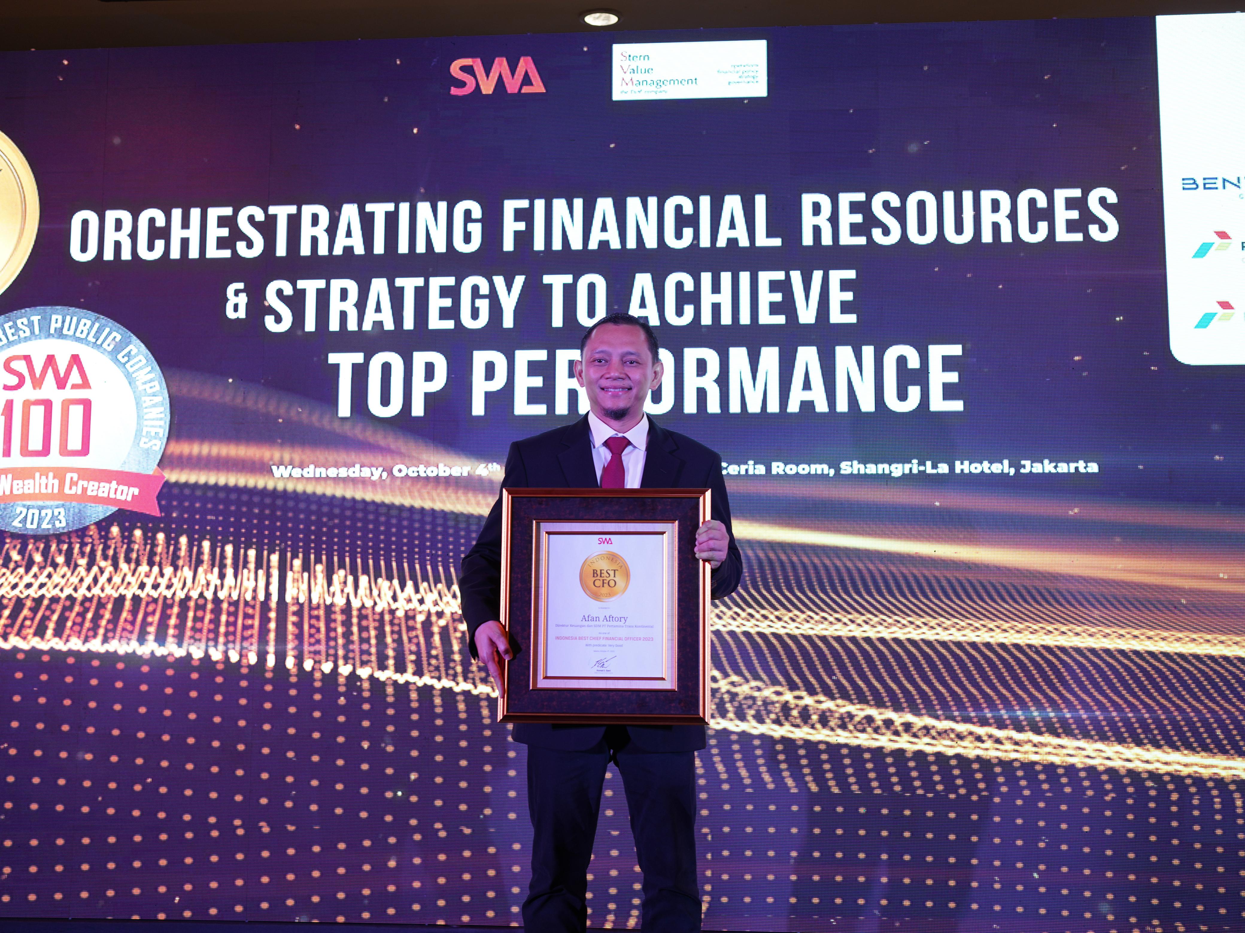 Penghargaan Best CFO 2023 bagi Direktur Keuangan dan SDM PTK Afan Aftory.