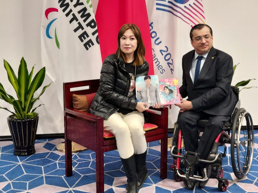 Natalia Tjahja bersama President Asian Paralympic Committee Majid Rashed