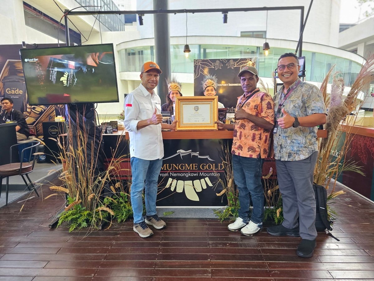 Vice President Community Development PTFI Engel Enoch (kiri) di acara Indonesia Coffee Summit (ICS) 2023 di Jakarta, Senin (23/10).