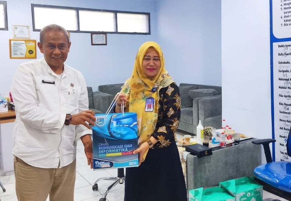 Kepala Dinas Komunikasi dan Informatika Kota Tangsel Tb. Asep Nurdin (kiri),  Kepala DiskominfoSP Anik Sakinah (kanan)