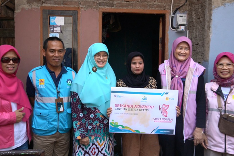PLN dan Srikandi PLN menggulirkan program sambungan listrik gratis untuk warga Kampung Nanjung, Desa Biru, Majalaya, Kabupaten Bandung.