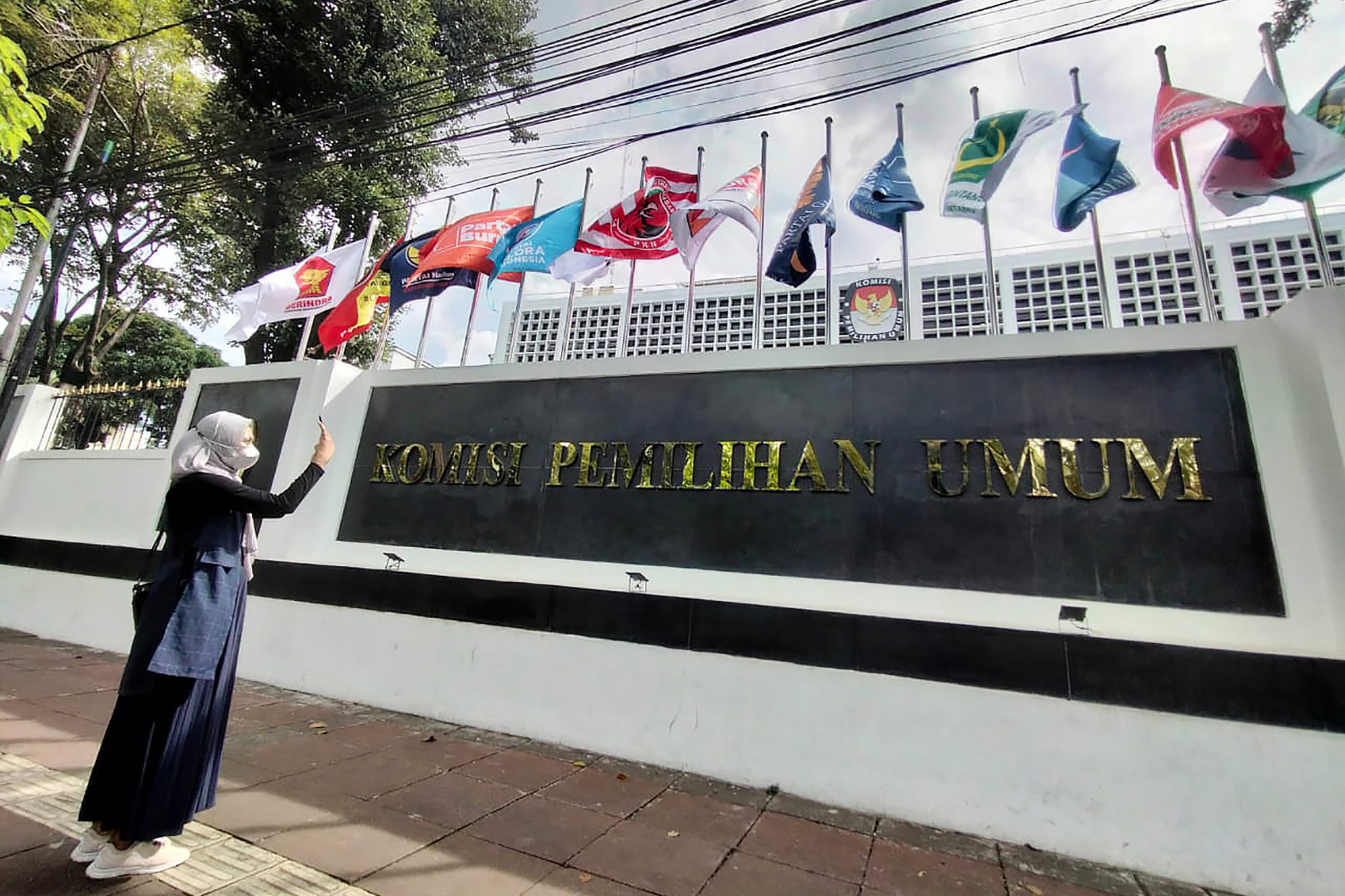Bendera partai politik di KPU