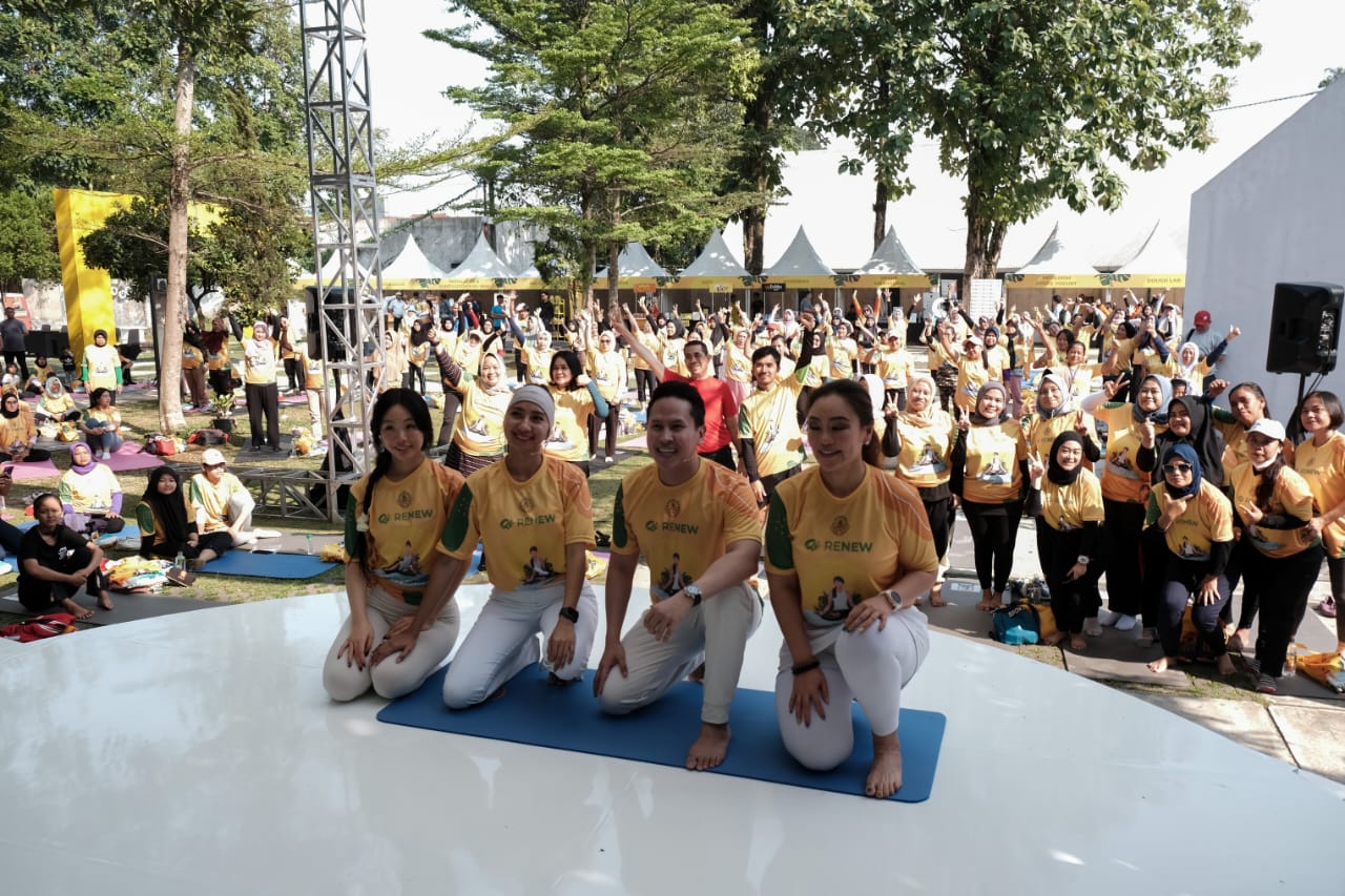 Irene Tanihaha (duduk kiri) menggelar Yoga bersama 500 warga Bogor yang terbagi menjadi dua sesi, di Bogor Creative Center, Jawa Barat.