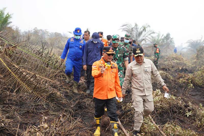 Pj Bupati Muba Apriyadi dan Dandim 0401 Muba Letkol Inf Erry Dwianto melakukan lokalisir area kebakaran hutan dan lahan di Kecamatan Lalan.
