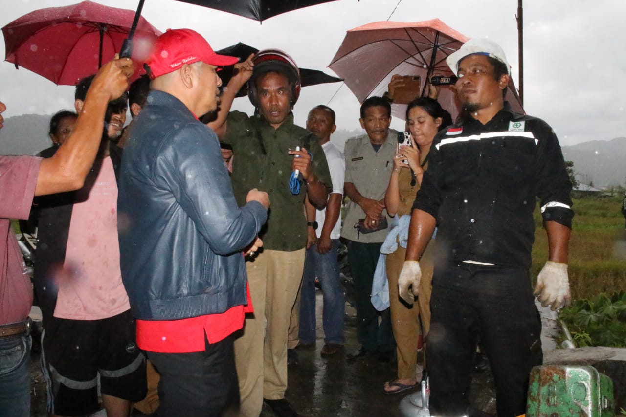 Nikson Nababan ( kedua kiri) saat meninjau jembatan yang putus di Desa Si Raja Hugalung.