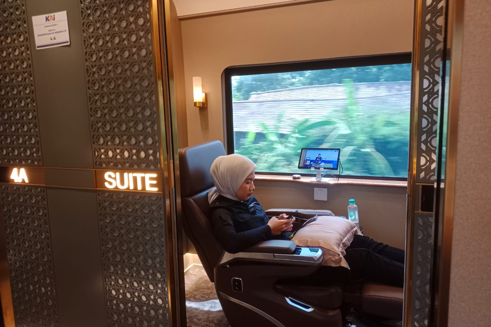 Penumpang duduk di salah satu ruang premium Kereta Suite Class Kompartemen, Rabu (4/10).