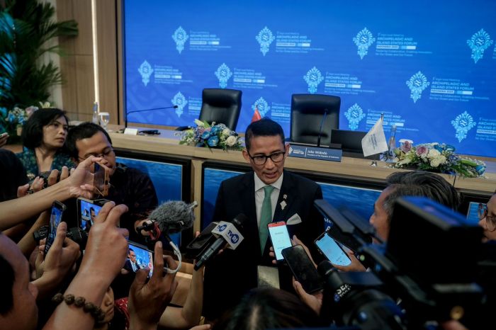 Menparekraf Sandiaga Uno berbicara di sela KTT Archipelagic and Island States (AIS) Forum 2023, Bali, Kamis (11/10). 