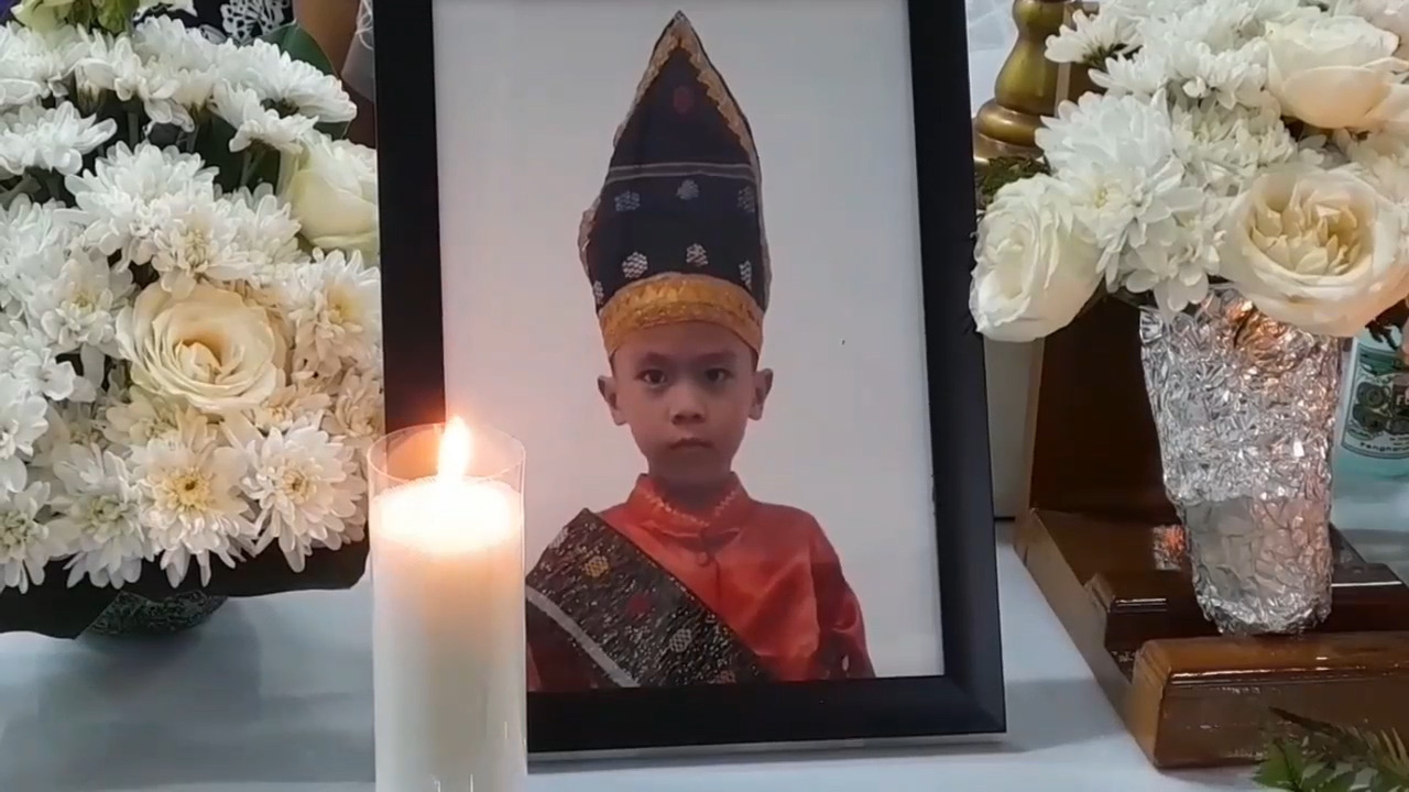 Benediktus Alvaro Darren meninggal dunia setelah operasi amandel, dengan vonis mati batang otak. 