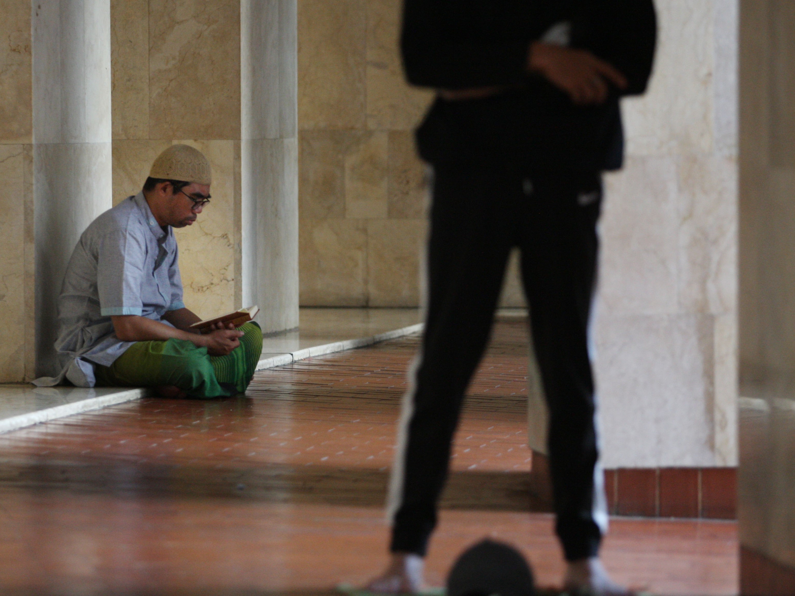 Seorang jemaah mengaji di Masjid Istiqlal, Jakarta, Kamis (23/03/2023).