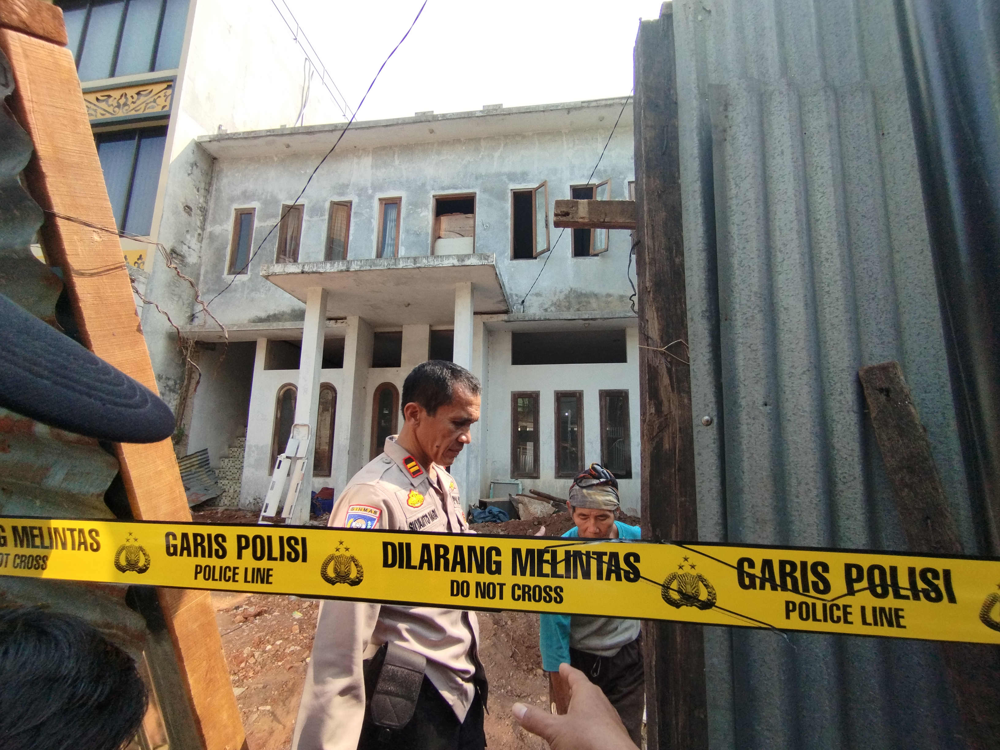 Polisi memasang garis polisi di lokasi ledakan yang menewaskan satu orang di Stiabudi, Jakarta Selatan