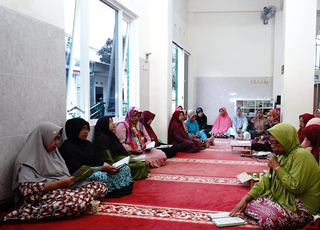 Relawan Asandra menggelar pembacaan rotib di Torongrejo, Kecamatan Junrejo, Kota Batu, Jatim,  