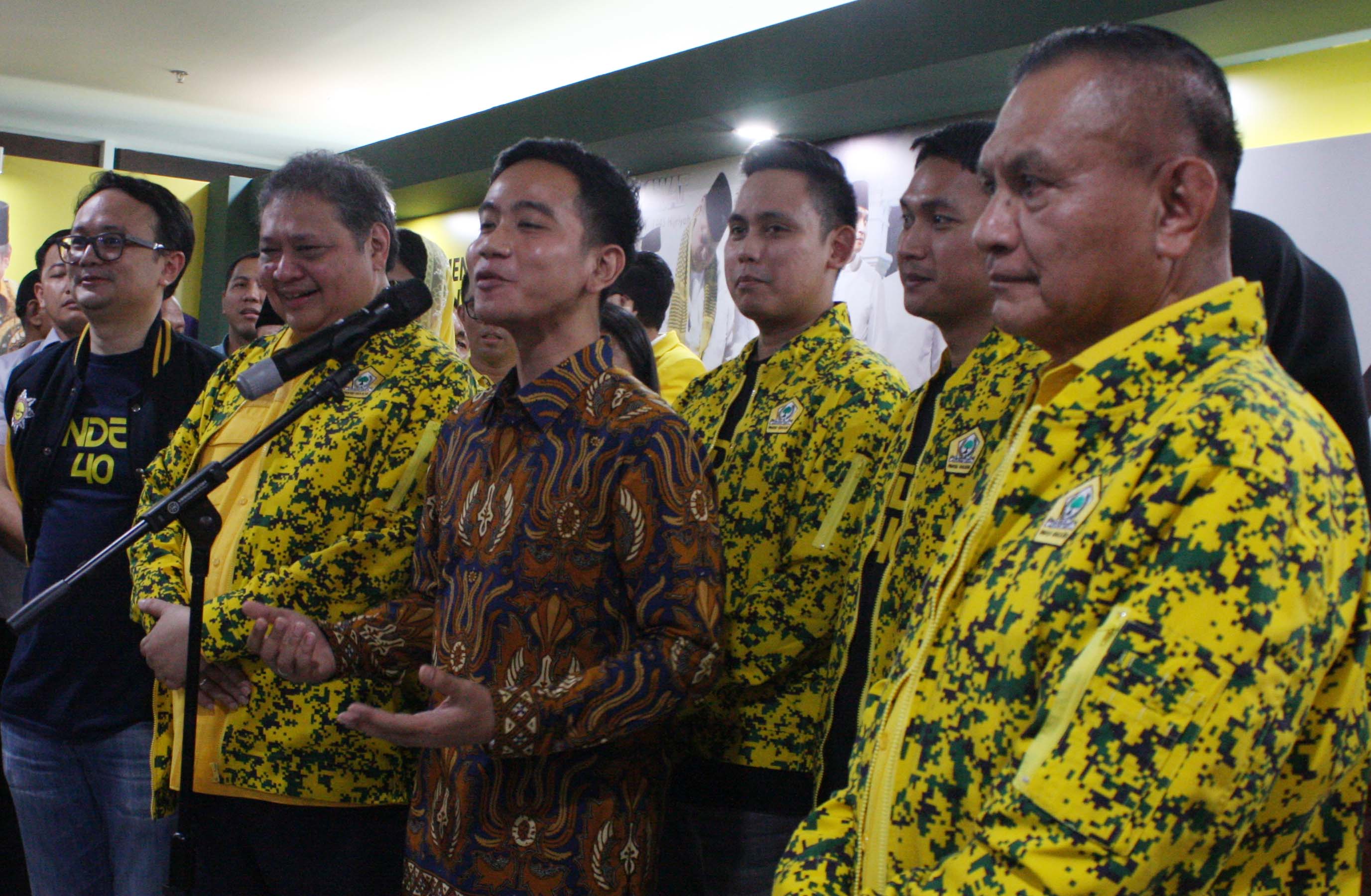  Wali Kota Solo Gibran Rakabuming Raka usai dicalonkan sebagai cawapres pada Rapimnas Partai Golkar, Jakarta, Sabtu (21/10). 