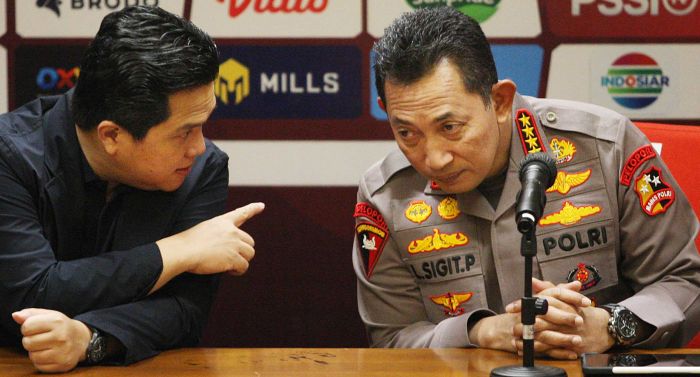 Ketua Umum PSSI Erick Thohir (kiri) bersama Kapolri Jenderal Listyo Sigit Prabowo
