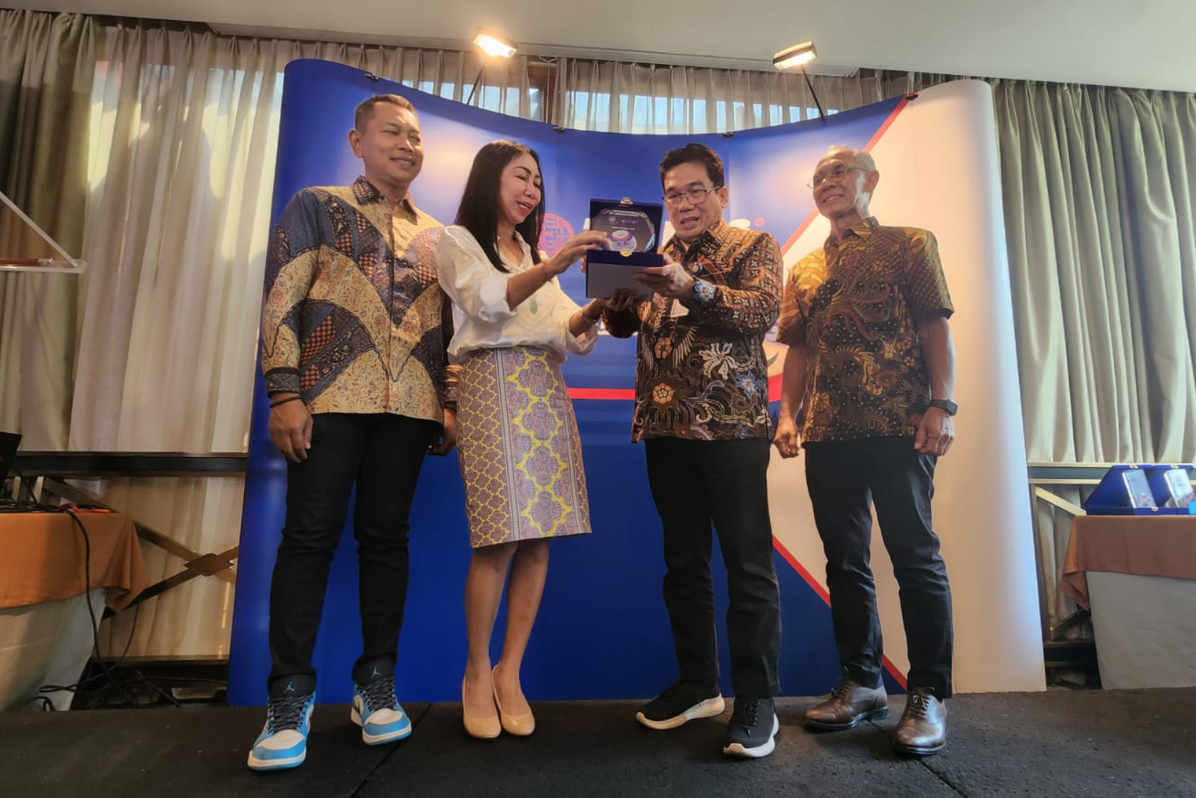 Penyerahan cenderamata dalam acara kerja sama antara Tiki, Politeknik APP Jakarta, dan Universitas Pertamina.