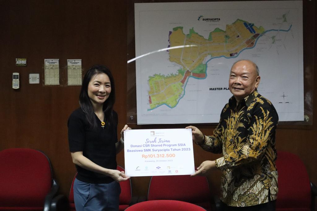  PT Surya Semesta Internusa Tbk (SSIA) menyerahkan dana beasiswa CSR Shared Program 2023 secara simbolis di Jakarta, Selasa (24/10).