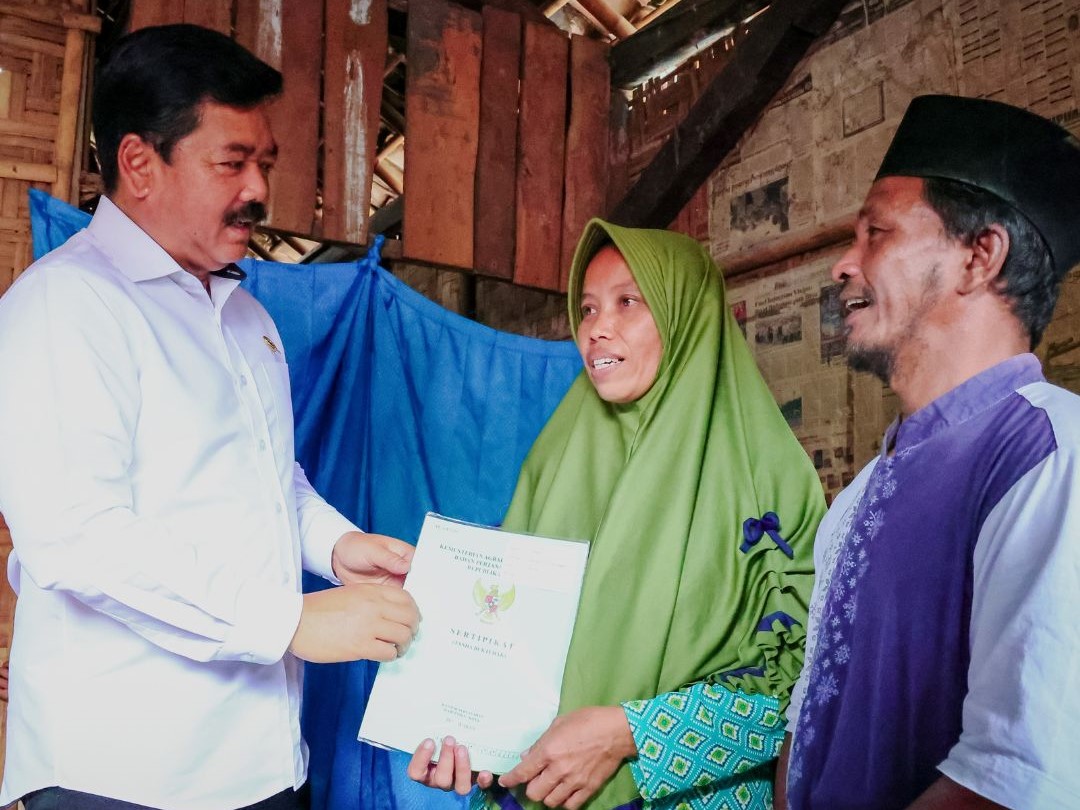 Menteri ATR/BPN Hadi Tjahjanto menyerahkan sertifikat tanah pada warga