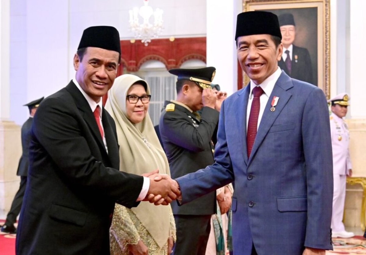 Presiden Joko Widodo melantik Menteri Pertanian Amran Sulaiman di Istana Negara, Jakarta, Rabu (25/10).