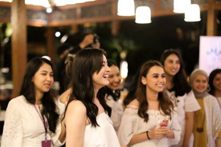 Mawar de Jongh dan para peserta Marina Beauty Journey tahun sebelumnya.