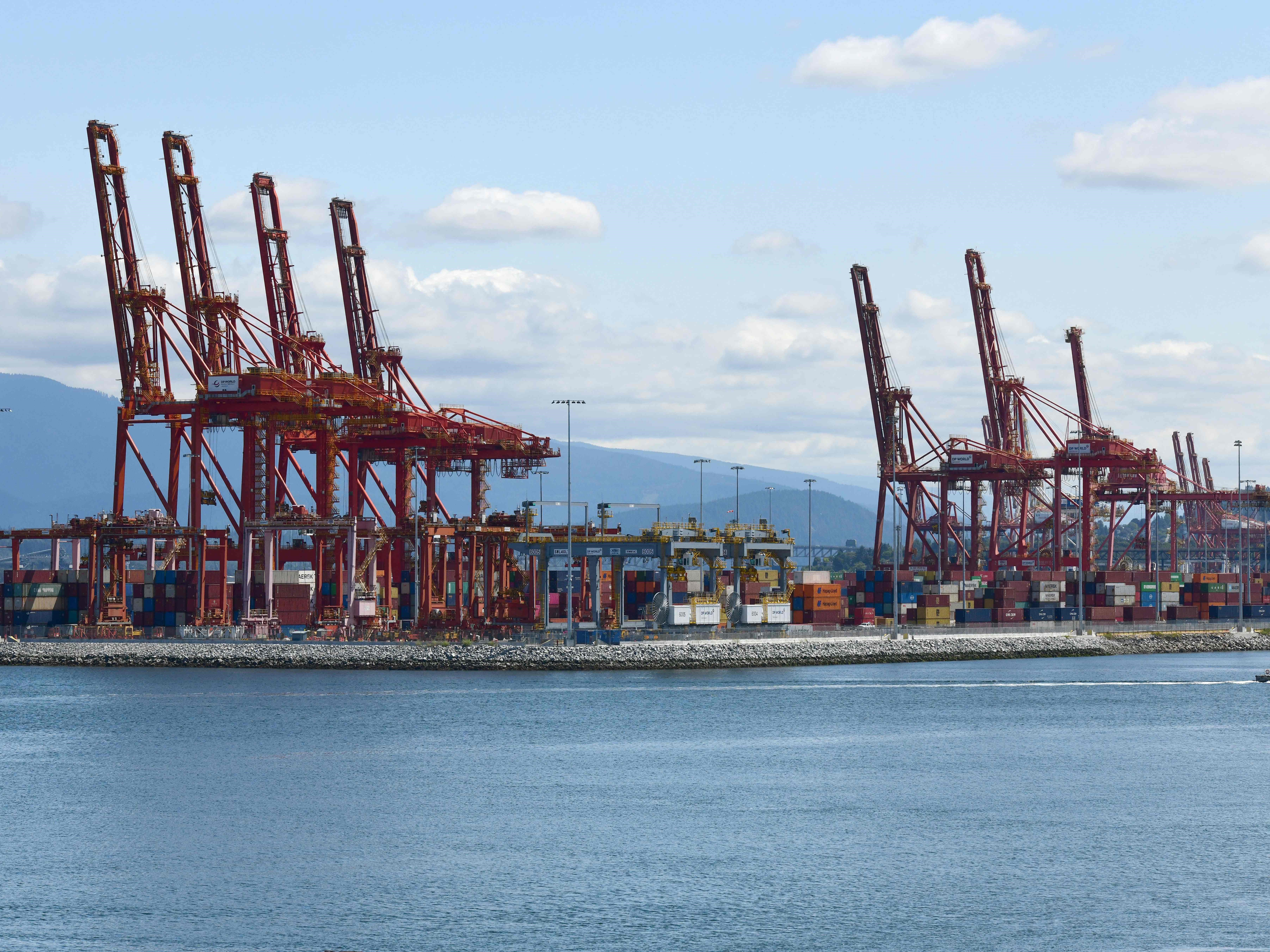 Derek dan kontainer terlihat di terminal kelautan DP World di Port Metro Vancouver, Kanada, 11 Juli 2023.