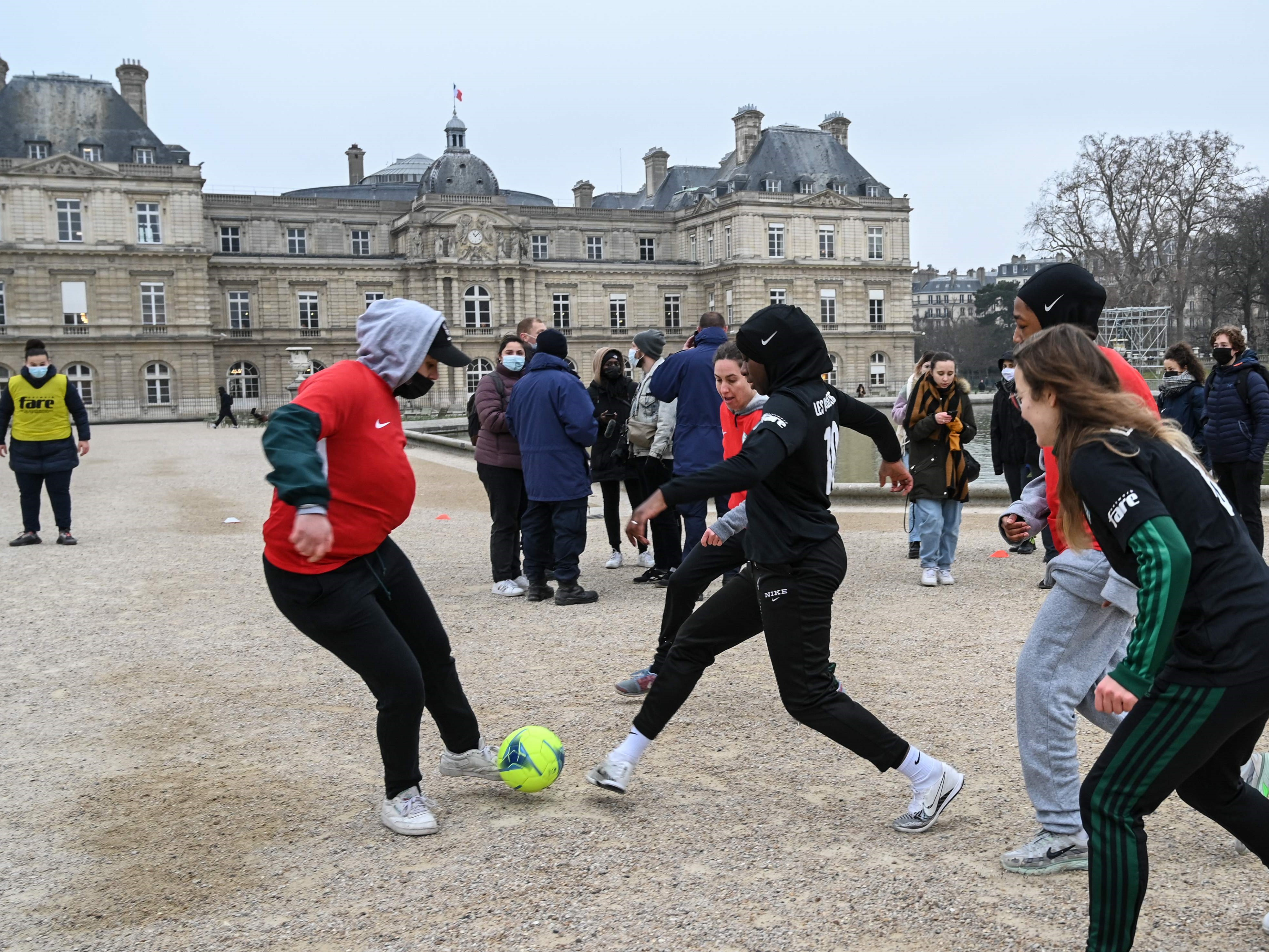 Wanita yang menamakan diri mereka, Hidjaber, bermain sepak bola di taman Luksemburg menghadap Senat Prancis di Paris pada 26 Januari 2022.