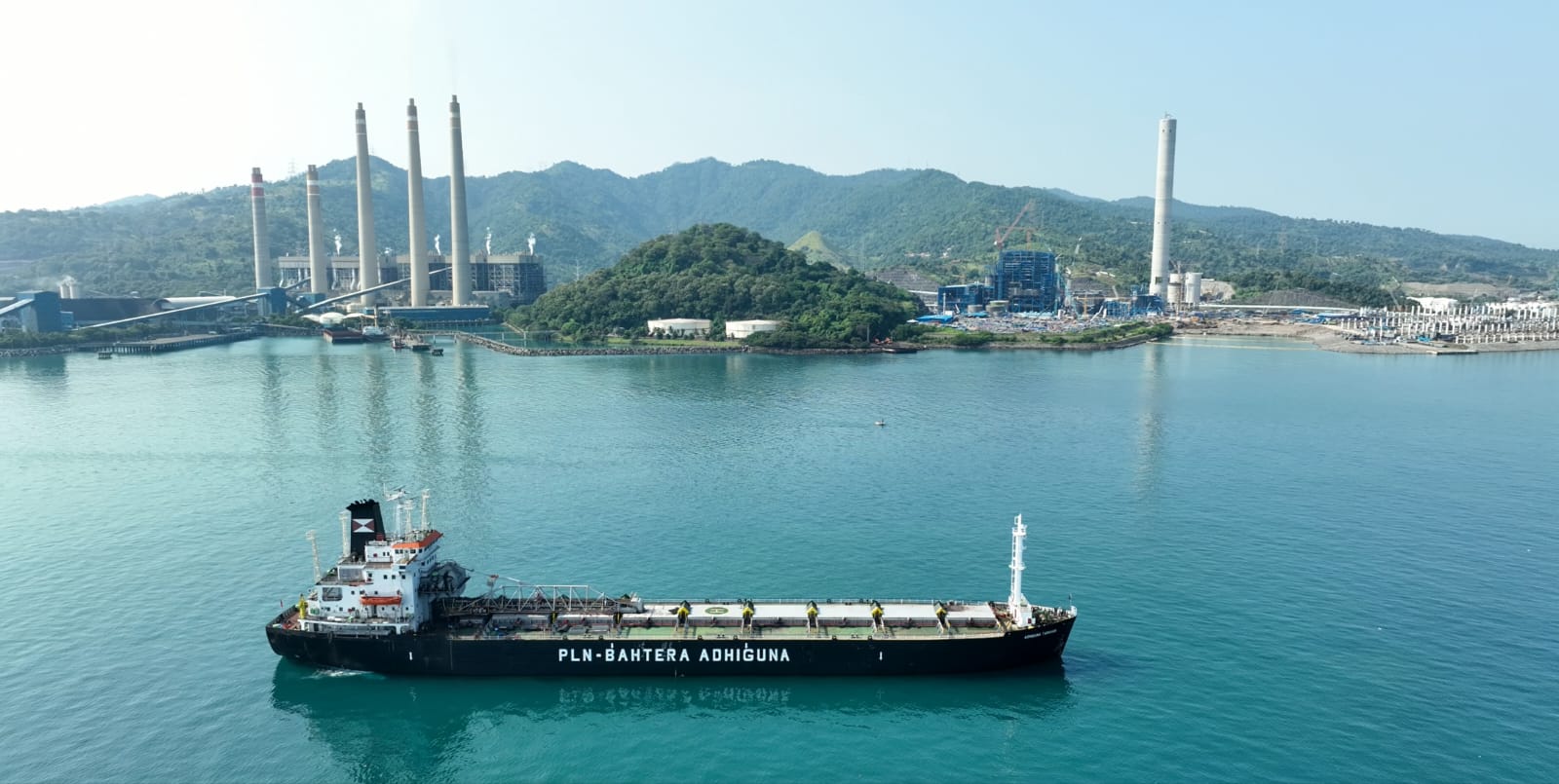 Kaoal Bahtera Adhiguna mengangkut bahan bakar bagi pembangkit listrik PLN.