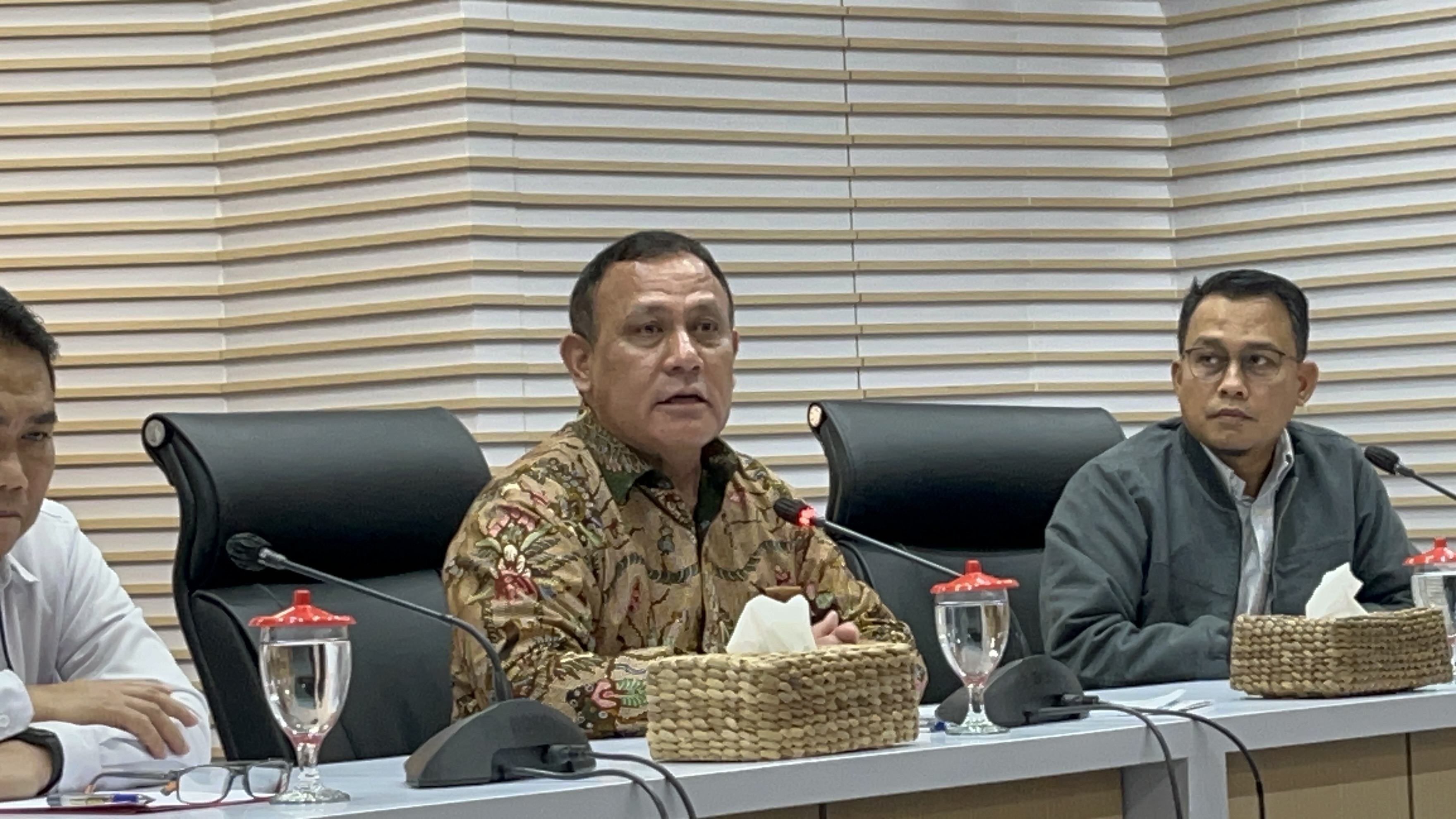 Ketua KPK Firli Bahuri (tengah).